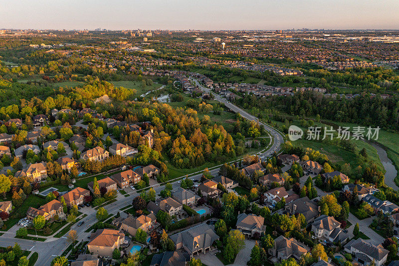 鸟瞰位于Rutherford road和Vaughan Mills road, Woodbridge和Kleinburg, Vaughan, Canada的住宅区